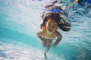 kid's diving in the pool